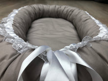 Load image into Gallery viewer, Ungbarnahreiður - Grábrúnt með blúndu