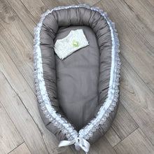 Load image into Gallery viewer, Ungbarnahreiður - Grábrúnt með blúndu