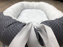 Load image into Gallery viewer, Ungbarnahreiður - Doppur Grátt&Hvítt