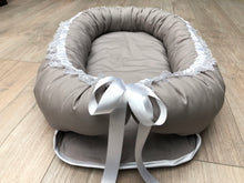 Load image into Gallery viewer, Ungbarnahreiður - Grábrúnt með blúndu