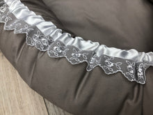 Load image into Gallery viewer, Ungbarnahreiður - Grábrúnt með blúndu