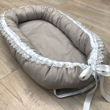 Load image into Gallery viewer, Ungbarnahreiður - Grábrúnt með blúndu