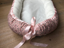 Load image into Gallery viewer, Ungbarnahreiður - Bleik blóm & hvítt