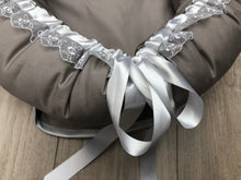 Load image into Gallery viewer, Ungbarnahreiður - Grábrúnt með blúndu